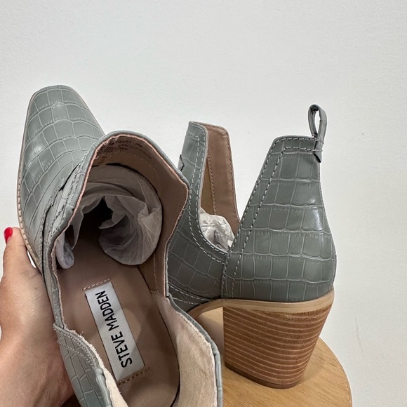 Never Worn Steve Madden Gray Croc-Embossed Ankle Booties- Size 7 - Picture 6 of 7